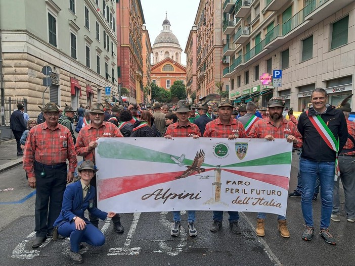 Alpini braidesi con lo striscione disegnato da Francesca Semeraro