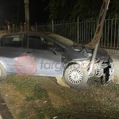 Auto contro un palo sulla provinciale tra Canale e Monteu Roero Auto contro un palo sulla provinciale tra Canale e Monteu Roero