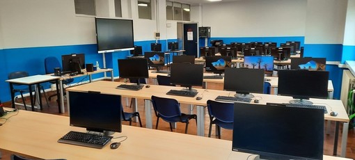 Un'aula computer dell'istituto Einaudi di Alba