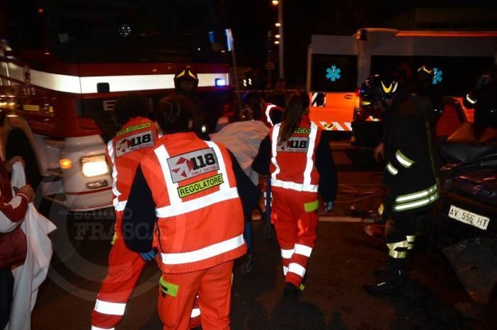 Auto fuori strada nella notte a Fontanelle di Boves: quattro giovani feriti