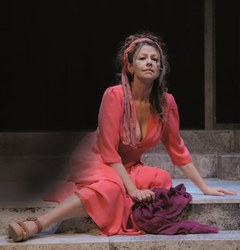 Amanda Sandrelli interpreta “Lisistrata” sul palco del Politeama a Bra