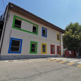 La facciata che guarda via dell'Asilo al Gallo, frazione di Grinzane Cavour, dove sono in corso i lavori di rifacimento della scuola materna