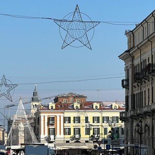 Cuneo si veste di luci per il Natale: allestimento delle luminarie anche in corso Nizza