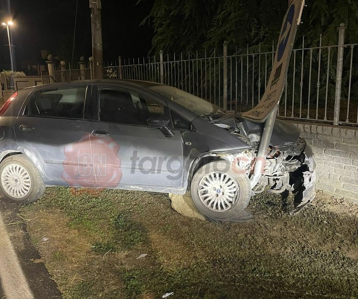 Auto contro un palo sulla provinciale tra Canale e Monteu Roero