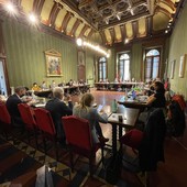 Una seduta del consiglio comunale di Alba: la tematica del bilancio è sempre sentita