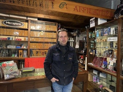 Chiude l'Antica Coltelleria Broard di Pinerolo: il titolare si reinventa e apre il museo dell'ultimo arrotino a Pontechianale