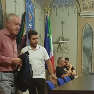 Il momento della protesta della minoranza che abbandona l'aula in Consiglio comunale