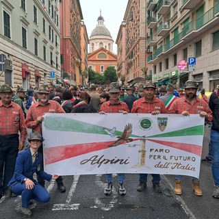 Alpini braidesi con lo striscione disegnato da Francesca Semeraro