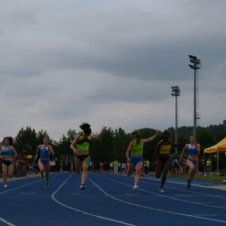 Atleti in azione sulla pista di Bra - Ph profilo FB Atletica Avis Bra