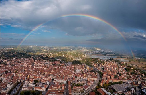 L’arcobaleno incornicia la città di Bra: lo spettacolo dopo la pioggia nella foto di Tino Gerbaldo