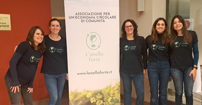Riciclate 12 tonnellate di liner tra Langhe e Roero con l'associazione "L'anello forte" Riciclate 12 tonnellate di liner tra Langhe e Roero con l'associazione "L'anello forte"