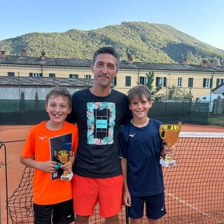 Alessandro Riba con due giovani tennisti