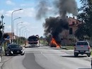 Un'auto va in fiamme a Margarita, l'intervento dei Vigili del Fuoco [VIDEO]