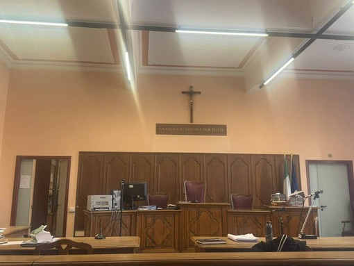 "Voglio essere solo una teenager e stare in pace", l'incubo dei maltrattamenti commessi dal patrigno scritti nel diario segreto: il pm chiede 3 anni e 8 mesi di carcere