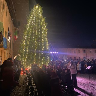 Accensione dell’albero di Natale di Cherasco: grande festa ed atmosfera suggestiva