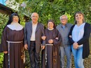 Al centro suor Anna Serena, a sinistra suor Cristiana, con don Bruno Mondino (già parroco di Boves), Piergiorgio Peano (presidente dell’associazione “Don Bernardi e don Ghibaudo”) e Silvia Gullino (curatrice della rubrica Schegge di luce)