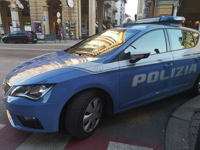 Controlli straordinari della Polizia: 5 parrucchieri multati per carenze igieniche e rimpatriati stranieri irregolari