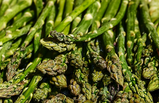 In questo periodo dell'anno meritano una particolare segnalazione gli asparagi del mercato ortofrutticolo
