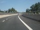 Auto in fiamme sull'A6 all'altezza di Fossano, traffico rallentato in direzione Torino Auto in fiamme sull'A6 all'altezza di Fossano, traffico rallentato in direzione Torino