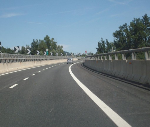 Auto in fiamme sull'A6 all'altezza di Fossano, traffico rallentato in direzione Torino