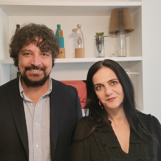 Arte, sociale e dono: ecco come le bottiglie Acqua S.Bernardo diventano oggetti unici e bellissimi