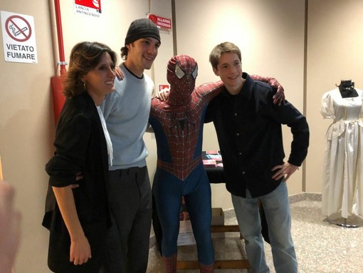 Alice Filippi con i protagonisti della serie, Elia Nuzzolo e Matteo Oscar Giuggioli Alice Filippi con i protagonisti della serie, Elia Nuzzolo e Matteo Oscar Giuggioli