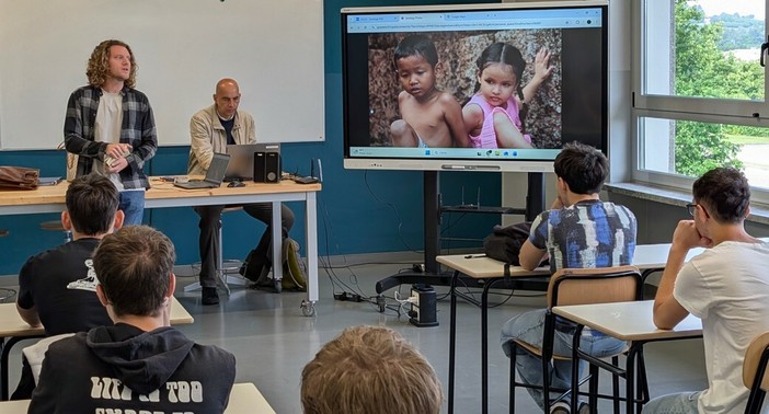 Gli studenti Apro incontrano gli autori: due appuntamenti tra storia, viaggio e crescita personale Gli studenti Apro incontrano gli autori: due appuntamenti tra storia, viaggio e crescita personale