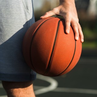 Saluzzo, la società allontana di basket indagato per presunte molestie su un minorenne: "Siamo scioccati"