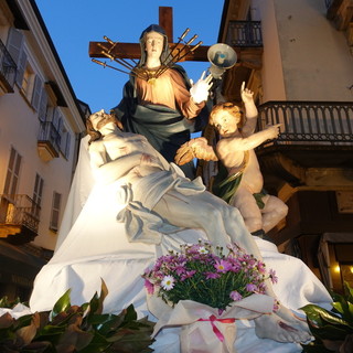 Bra, tutto pronto per la processione dell’Addolorata nella Via Crucis cittadina