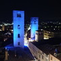 Le torri medievali albesi illuminate di blu