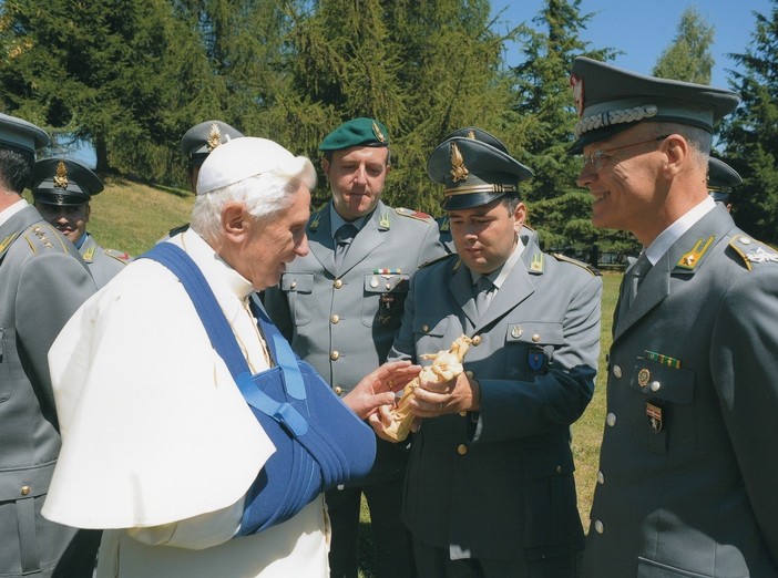Nella foto Benedetto XVI benedice la statua della Madonna dei Fiori. A porgergliela il Maresciallo Johnny Stenta e il Generale Angelo Massa della GdF