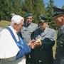 Nella foto Benedetto XVI benedice la statua della Madonna dei Fiori. A porgergliela il Maresciallo Johnny Stenta e il Generale Angelo Massa della GdF Nella foto Benedetto XVI benedice la statua della Madonna dei Fiori. A porgergliela il Maresciallo Johnny Stenta e il Generale Angelo Massa della GdF