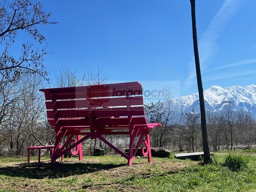 Con lo sguardo rivolto al cielo azzurro e alla Bisalta: anche Cuneo ha la sua big bench