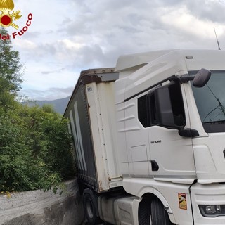 Bilico resta incastrato sulla Statale 28 a Pornassio, intervento dei vigili del fuoco: strada chiusa per oltre un'ora