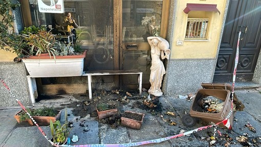 Bra, ignoti infilano un petardo nel cassonetto che esplode Bra, ignoti infilano un petardo nel cassonetto che esplode