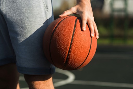 Saluzzo, la società allontana l'allenatore di basket indagato per presunte molestie su un minorenne: "Siamo scioccati"