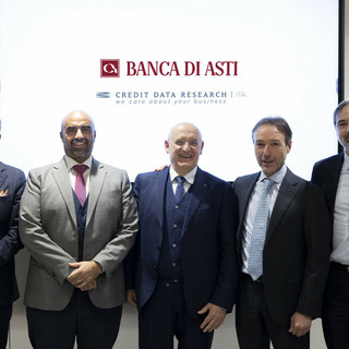 Nell'immagine, da sinistra a destra: Andrea Ganelli (notaio), Carlo Spagliardi (DG e Consigliere CDR Italia), Carlo Demartini (AD e DG Gruppo Banca di Asti), Alessio Balduini (legale rappresentante CDR LTD), Ganmaria Fontanin Coletti (responsabile Affari Legali e Societari CRIF)