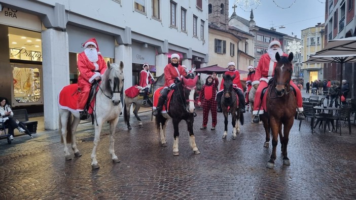 Bra, Babbi Natale a cavallo e gli auguri della scuderia del Bandito