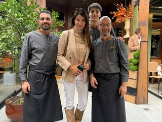 Ilaria D'Amico con il maître Massimo Migliorati ed i camerieri Luca e Samuele