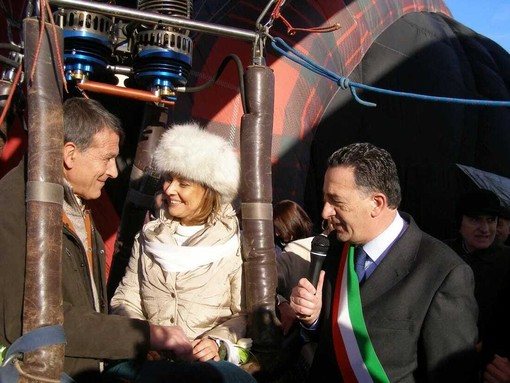 Mondovì, vent’anni di matrimonio in volo per i piloti Paolo Bonanno e Nicole Maillefer Mondovì, vent’anni di matrimonio in volo per i piloti Paolo Bonanno e Nicole Maillefer