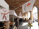Una bancarella del Mercato della Terra di Bra Una bancarella del Mercato della Terra di Bra
