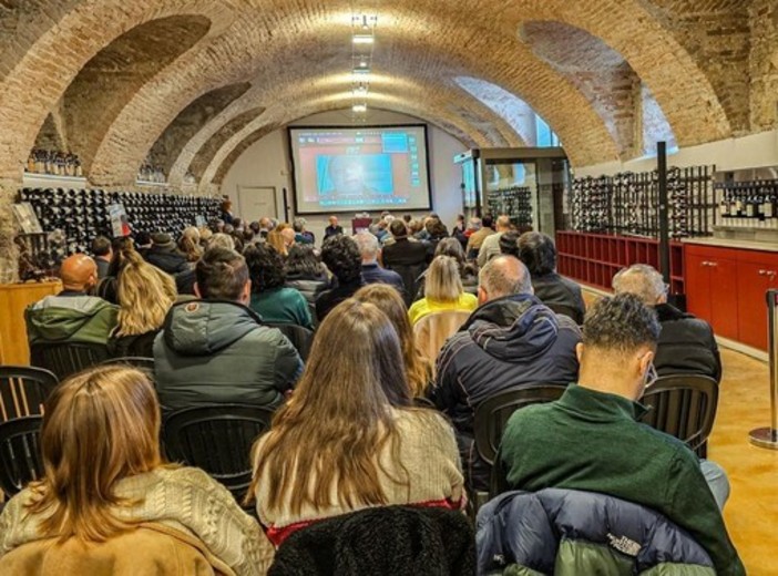 A Barolo “L’annata che verrà”: esperti e produttori raccontano in anteprima il Re dei Vini 2022 A Barolo “L’annata che verrà”: esperti e produttori raccontano in anteprima il Re dei Vini 2022