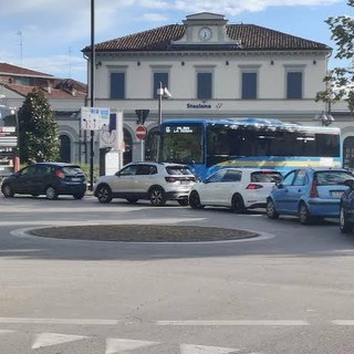 Bra, continua la raccolta firme per lo spegnimento del semaforo di fronte alla stazione ferroviaria