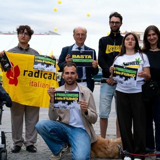 Cannabis: a Cuneo i Radicali fumano in centro