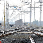 Uomo investito da un treno a Trofarello: circolazione via binari sospesa Uomo investito da un treno a Trofarello: circolazione via binari sospesa