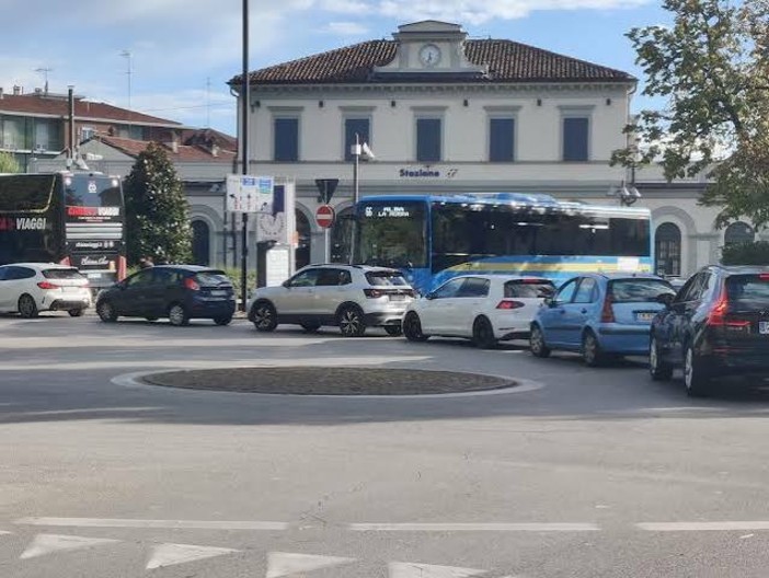 Bra, continua la raccolta firme per lo spegnimento del semaforo di fronte alla stazione ferroviaria