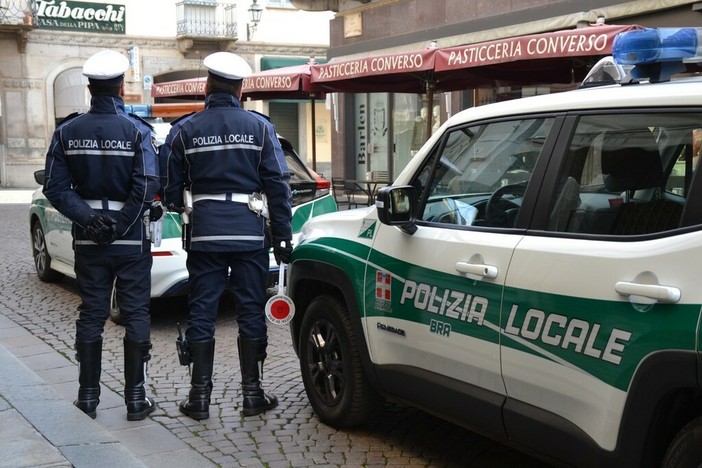 Auto pirata investe pedone a Bra: indagini della Polizia Locale per risalire al conducente Auto pirata investe pedone a Bra: indagini della Polizia Locale per risalire al conducente