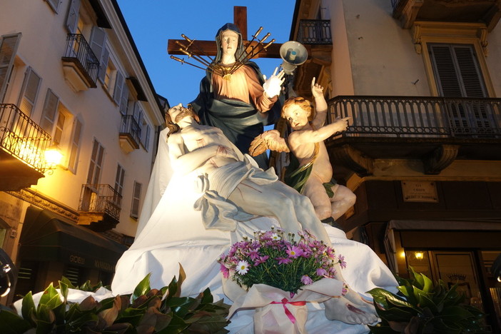 Bra, tutto pronto per la processione dell’Addolorata nella Via Crucis cittadina