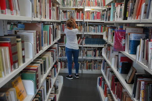 Bra, la Biblioteca Arpino celebra l’inclusione culturale con la mostra “Libri per tutti”