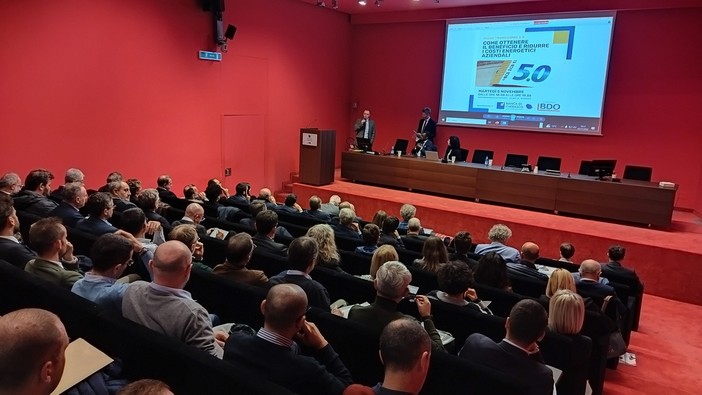 Investimenti, Ai, passaggio generazionale: gli esperti ne parlano in un convegno per professionisti e imprese nell’auditorium di Banca di Cherasco Investimenti, Ai, passaggio generazionale: gli esperti ne parlano in un convegno per professionisti e imprese nell’auditorium di Banca di Cherasco